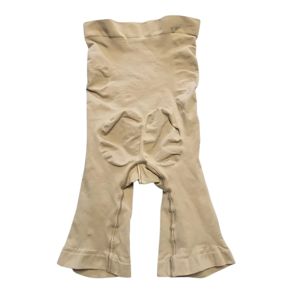 Skims Seamless Sculpting Body Shapewear Shaper Shorts Clay Tan Small NWOT